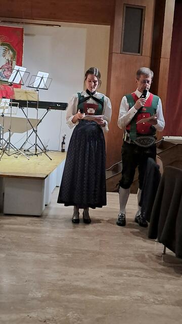 Theresa Passler und Raimund Eller führten gewohnt souverän durch den Abend | Foto: Lorenzatto