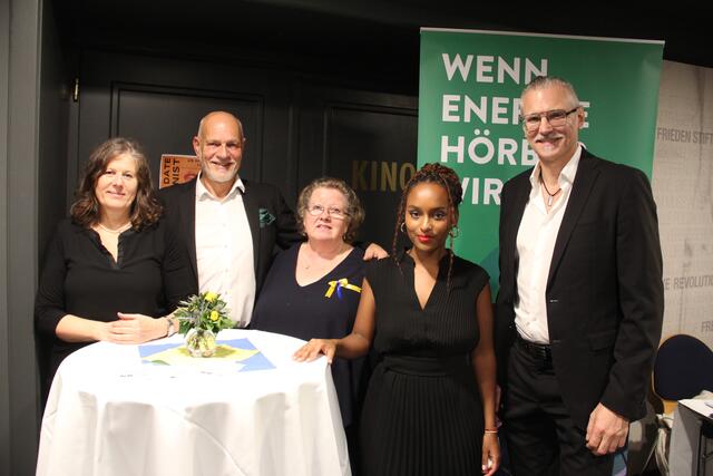 Gerda Sickl, Klaus Unterköfler, SoroptimistClub-Präsidentin Maria Tamegger, Sängerin Bamlak Werner, Bandleader Hans Lassnig-Walder | Foto: Peter Pugganig