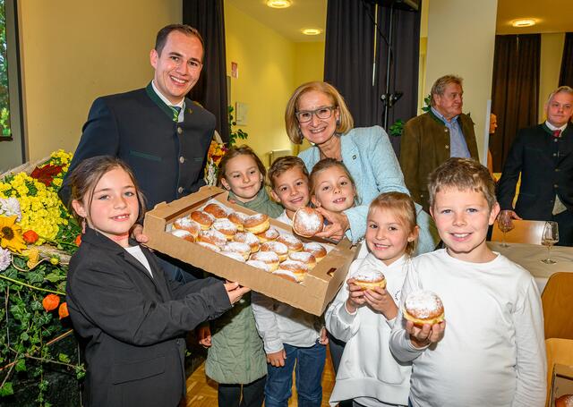 Landeshauptfrau Johanna Mikl-Leitner und Bürgermeister Manuel Zusag mit den Kindern der Volksschule Lichtenwörth, die die Feier zum 850. Geburtstag von Lichtenwörth tänzerisch und mit einem Gedicht umrahmten. | Foto: NLK Burchhart
