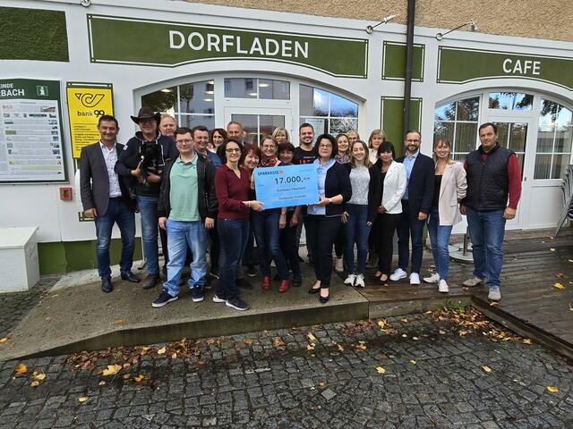 Der Verein „Treffpunkt Dorfcafé Piberbach“ übergab die Spende an den Dorfladen Piberbach. Dabei auch Piberbachs Bürgermeister Markus Mitterbaur. | Foto: Treffpunkt Dorfcafé Piberbach