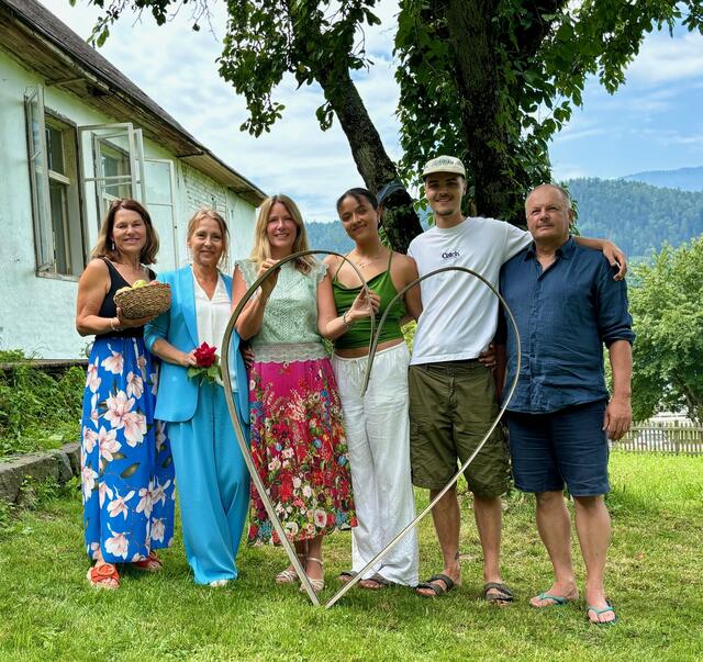 Gesundheitspädagogin Ilse Zraunig,  Schauspielerin Gertrud Reiterer-Remenyi, Obfrau Ulrike Kofler, Tochter der Obfrau Livia Aimée Kofler, Musikproduzent Brecht Simeon Visser, Vorstandsmitglied Josef Schwaighofer (v.l.) | Foto: Privat