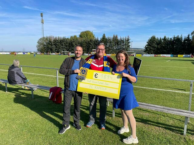 Vienna-Fan Stefan Steinkogler, Obmann FC Kapelln Peter Wurm, Vienna-Fanbeauftragte Ines Schnell bei der Scheckübergabe am Ausweichplatz in Getzersdorf. (v.l.n.r.) | Foto: First Vienna FC 1894