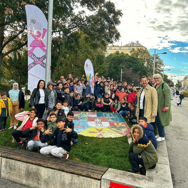Stolz zeigen die Kinder ihr Kunstwerk: Die Schülerinnen und Schüler der Volksschule Klausenburger Straße gestalteten das Favoritner Wappen als Mosaik. | Foto: Vinzent Bellemann