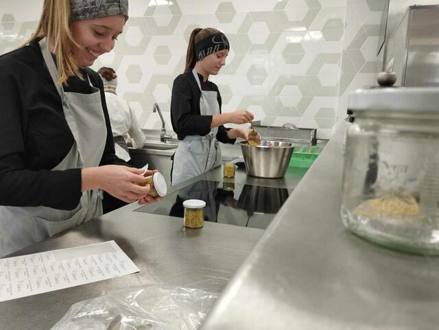 Zwei Schülerinnen in der Lehrküche der LFS Kleßheim. | Foto: Mein Bezirk