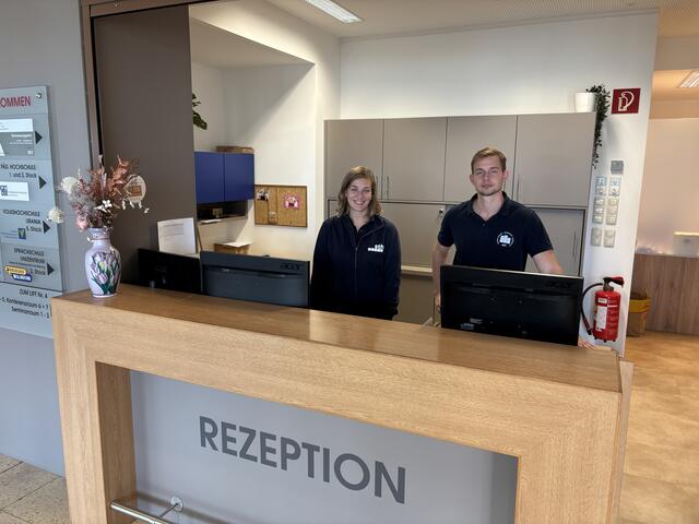 Carina Scheuer und Gregor Weislein an der Rezeption vom Stadthotel Hollabrunn. | Foto: Alexandra Goll