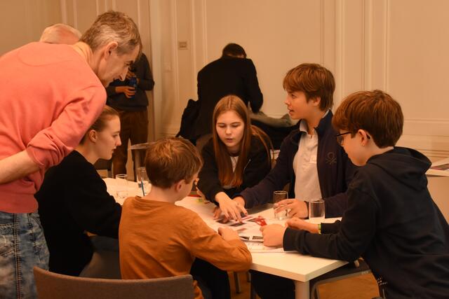 Gemeinsam mit den Stadtplanern haben die Währinger Kinder ihre Entwürfe ausgearbeitet.  | Foto: BV18