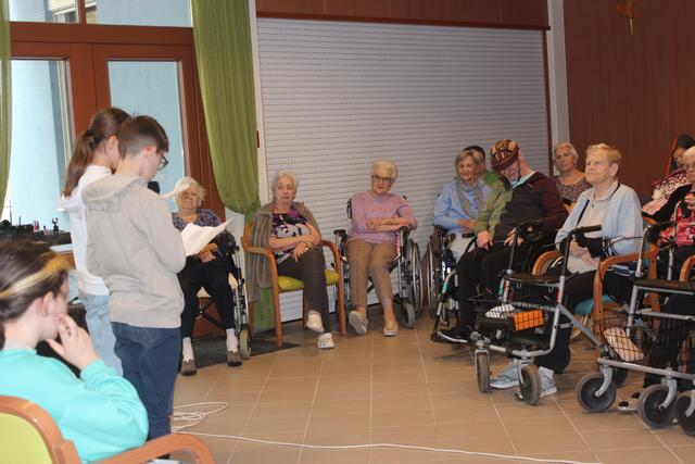 Vorlesen im Pflegeheim Neunkirchen. | Foto: PBZ Neunkirchen