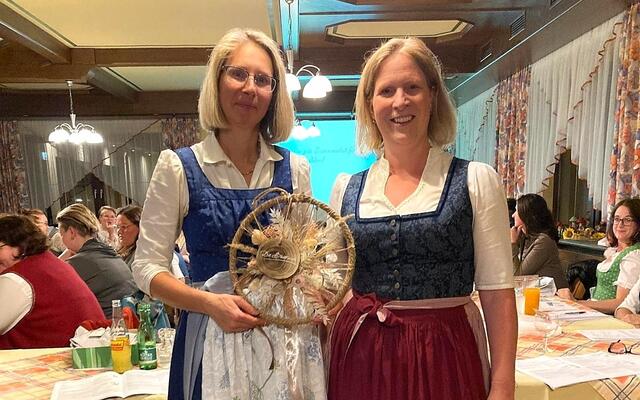 Bezirksbäuerin Karoline Ofenböck wünscht Maria Gremel weiterhin viel Freude an der Bäuerinnenarbeit.