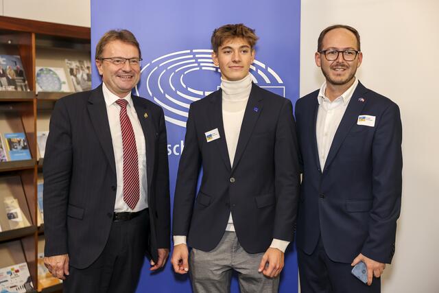 MEP Hannes Heide mit BG/BRG Neunkirchen Juniorbotschafter Leo Linsmayer und Seniorbotschafter Mag. Andreas Schuster  | Foto: Verbindungsbüro des Europäischen Parlaments/APA-Fotoservice/Reither