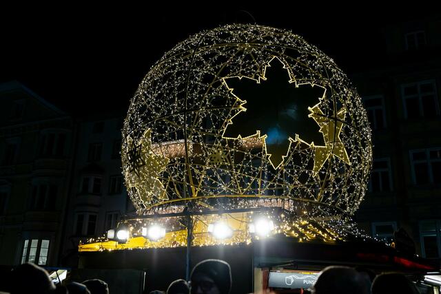 Die Weihnachtskugel in der Innsbrucker Prachtstraße, der Markt öffnet am 25.11. | Foto: Thomas Steinlechner