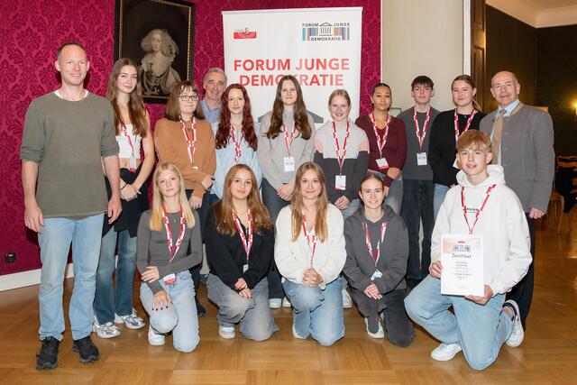 Schülerinnen und Schüler sowie Lehrkräfte der 2BHL der HLW Perg mit Landtagspräsident Max Hiegelsberger. | Foto: Land OÖ/Daniela Sternberger