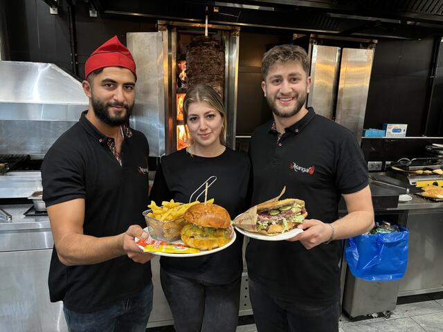 Burger oder Kebap? Mücahit, Merve und Sefa sind im Le Mangal in der Pottendorfer Straße im Familienbetrieb involviert. | Foto: Zezula