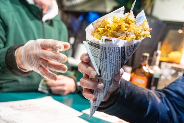 Beim Wintermarkt gibt es mehrere Streetfood-Optionen. | Foto: Kapici