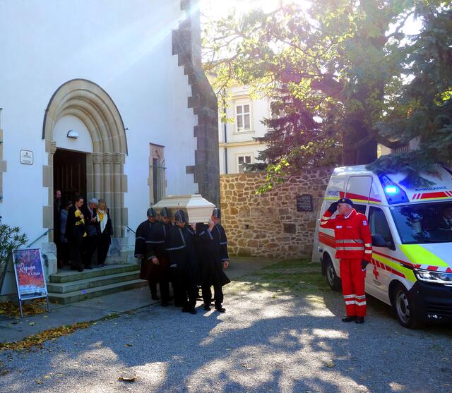 Die Kameraden vom Roten Kreuz nahmen, mit dem Signal des Martinshornes am Einsatzwagen, Abschied. | Foto: Archiv Museum Kierling