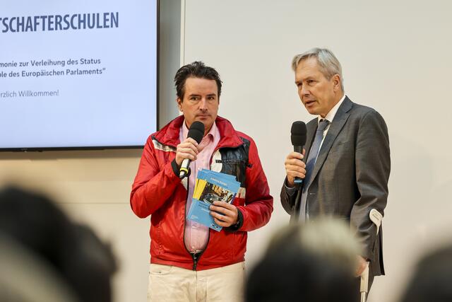 Frank Piplat (rechts), der Leiter des Verbindungsbüros der Europäischen Union in Wien, bei der Begrüßung der neuen Botschafterschulen.  | Foto: Verbindungsbüro des Europäischen Parlaments/APA-Fotoservice/Reither