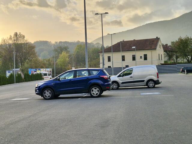 Der Kunstparker mit blauem Wagen verärgerte andere Supermarkt-Besucher. | Foto: Name d. Fotografen d. Red. bekannt