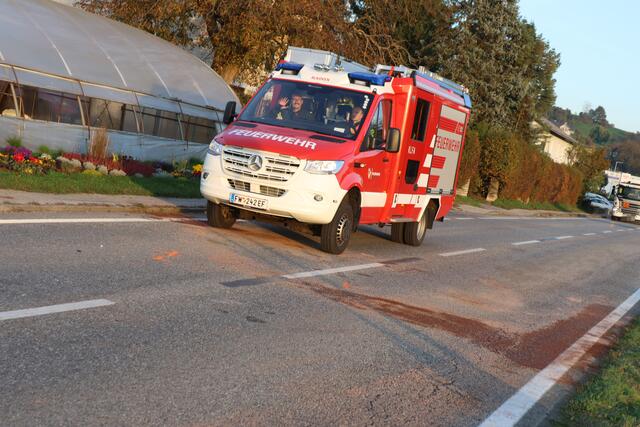 Der Lkw-Fahrer schob das Auto auf die Gegenfahrbahn, wo es mit dem entgegenkommenden Auto einer 22-jährigen Eferdingerin kollidierte. | Foto: laumat/Matthias Lauber