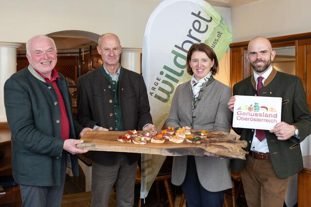 Jägerschaft und Genussland – eine Partnerschaft, großer Genuss: Sepp Nöbauer (ARGE Wildbret), Landesjägermeister Herbert Sieghartsleitner, Genussland-Obfrau LRin Michaela Langer-Weninger und Genussland-Stabstellenleiter Markus Scharner (v.l.). | Foto: Land OÖ/Margot Haag