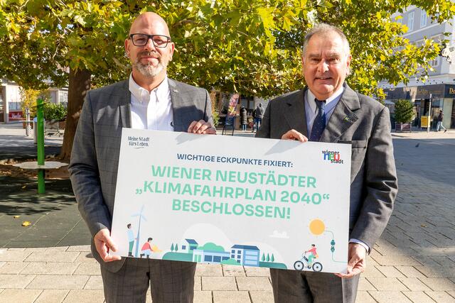 Umweltstadtrat Norbert Horvath und Infrastrukturstadtrat LAbg. Franz Dinhobl präsentieren den "Klimafahrplan 2040". | Foto: Stadt Wiener Neustadt/Weller