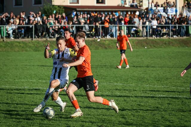 Volksfeststimmung in Grambach. Knapp 500 Fans kamen zum Derby gegen Gössendorf und sahen ein 5:2-Sieg der Hausherren. | Foto: Marco Jerovsek