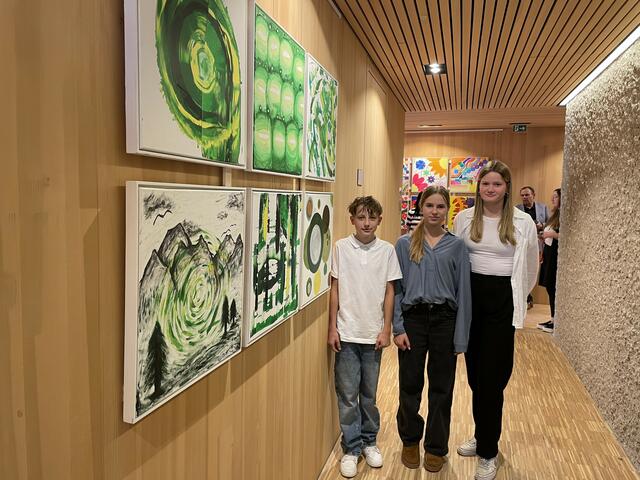 Sebastian, Vanessa und Miriam (v.l.) mit ihren Kunstwerken.  | Foto: Roswitha Ebner