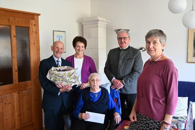 v.li.n.re.: Gottfried und Herta Auferbauer, Bgm. Ludmilla Etzenberger, Rudolf Simlinger (NÖ Senioren), Lisl Wimmer (Pfarre) | Foto: Stadtgemeinde Gföhl