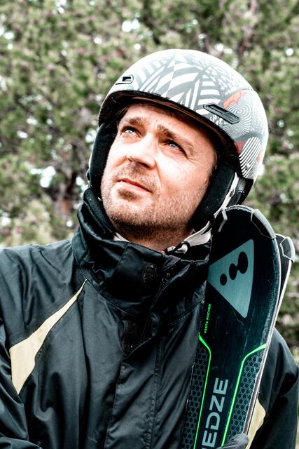 Was tun - so allein am Sessellift ohne W-Lan? Andreas Steiner spielt in "Après Ski" in der Inszenierung von Nicole Gerfertz-Schiefer | Foto: Julia Schmidt