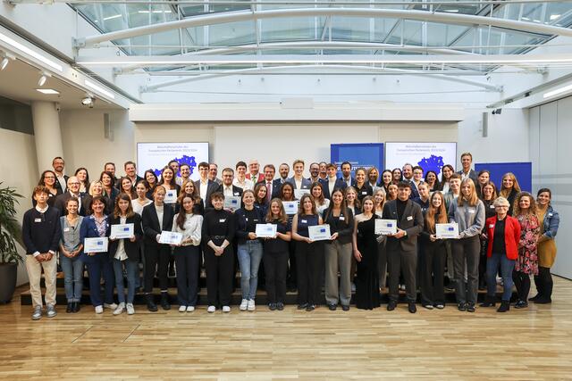 Die Senior- und Juniorbotschafter:innen der neuen Botschafterschulen des Europäischen Parlaments.  | Foto: Verbindungsbüro des Europäischen Parlaments/APA-Fotoservice/Reither