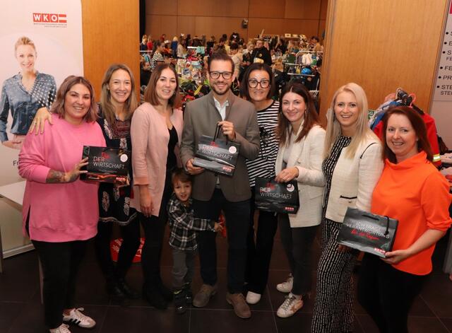 Tamara Schindler, Kathrin Peczelt, Miriam Schindler, Landesrat Sebastian Schuschnig, Familienreferentin Stadträtin Andrea Pecile, FiW-Vorsitzende Brigitte Truppe-Bürger, Dajana Scherr, FiW-Geschäftsführerin Hildegard Kogler

 | Foto: Manfred Schusser