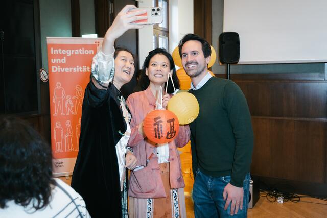 Natürlich gab es auch "Selfies" fürs Foto-Album vom "Asien in Wien" Fest. | Foto: Stadt Wien/Lukas Fuchs