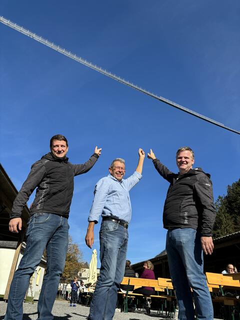 Da oben und sogar noch eins drüber: Ronald Petrini, Armin Walch und Thomas Ruepp zeigen, wo Slackliner Jaan Roose die highline179 queren wird. | Foto: Reichel