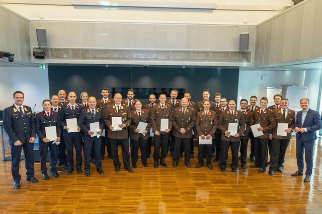 Bürgermeister Johannes Anzengruber (r.), Branddirektor Helmut Hager (l.) und Bezirks-Feuerwehrkommandant Gerhard Mayregger (9. v. l.) ehrten die Feuerwehrleute für ihren Einsatz im Zuge der Hochwasserkatastrophe in Niederösterreich.  | Foto: M. Freinhofer