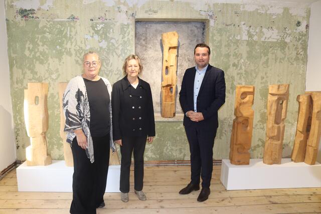 Michaela Thöni-Kohler (links) und Christine Prantauer (rechts) von der Kunst- und Kulturinitiative Zams (KuKu) mit dem Zammer Bürgermeister Benedikt Lentsch in den renovierten Räumlichkeiten des "Fadum Hauses", in dem in Kürze anlässlich des 100. Geburtstags des Künstlers eine Ausstellung von Franz Xaver Hauser gezeigt wird.  | Foto: Elisabeth Zangerl