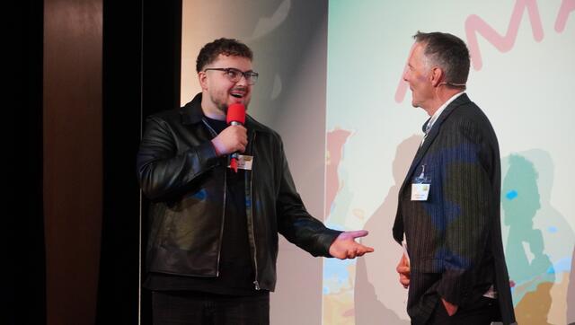 Zerspanungstechniker Mergim Ukaj im Gespräch mit Moderator Christian Stadler. | Foto: Johannes Brandner