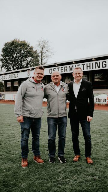 Otmar Schlichtner übergab seine Ämter, nach 41 Jahren in verschiedenen leitenden Funktion, an den neuen Obmann vom UFC Stampfl Bau Ostermiething, Erich Roschitz (l.), und den neuen Obmann der Sportunion Ostermiething, Andreas Kirchmair (r.). | Foto: Roschitz