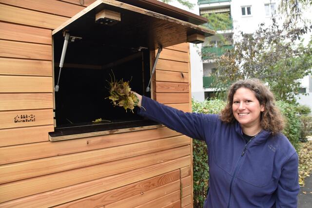 Michaela Waiglein-Wirth vor dem Wurmhotel. Die Blätter werden im Inneren verarbeitet. | Foto: Karl Pufler/MeinBezirk