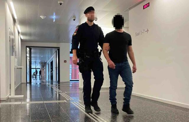 Vorgeführt aus der Zelle wurde der wegen zahlreicher Übergriffe gegen seine Lebensgefährtinnen angeklagte Burgenländer. | Foto: Gernot Heigl