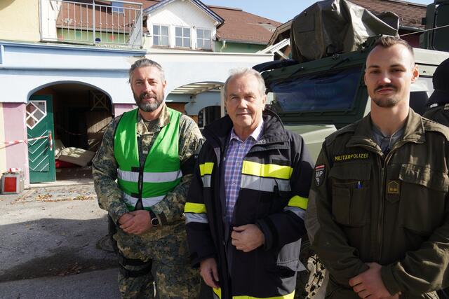 Von links: Franz Metzger (Militärpolizei), Bürgermeister Wolfgang Wagner und der Einsatzleiter der Militärpolizei, Oliver Karazmann. | Foto: Emanuel Hasenauer