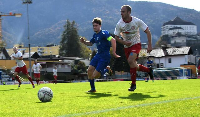 Kufstein Kapitän Denis Beslic im Laufduell mit Josef Wieser (SVG Erl): | Foto: Schwaighofer