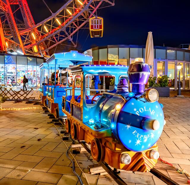 Mit dem Zug durch den Wintermarkt.  | Foto: Julius Silver