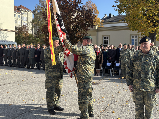 Gäste aus Politik und Militär feiern den Wechsel im Militärkommando Niederösterreich | Foto: Caroline Fegerl/MeinBezirk