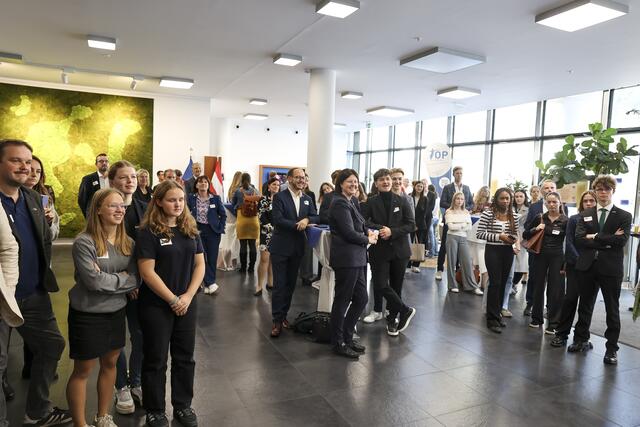 Im Zentrum die Vertreter:innen des BG/BRG Neunkirchen bei der Begrüßung im Haus der Europäischen Union in Wien.  | Foto: Verbindungsbüro des Europäischen Parlaments/APA-Fotoservice/Reither