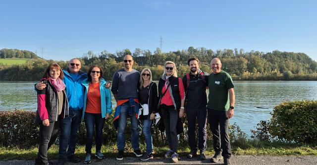 Warten auf das Feuerwehrboot: Christine Kampenhuber, Gerhard Fabian, Vizebgmin Monika Fürst, Roland und Carina Hadeyer, Vizebgmin Sabine Schröck, Bgm. Michael Strasser, Erwin Sekyra (v. li.). | Foto: ÖAAB Haidershofen