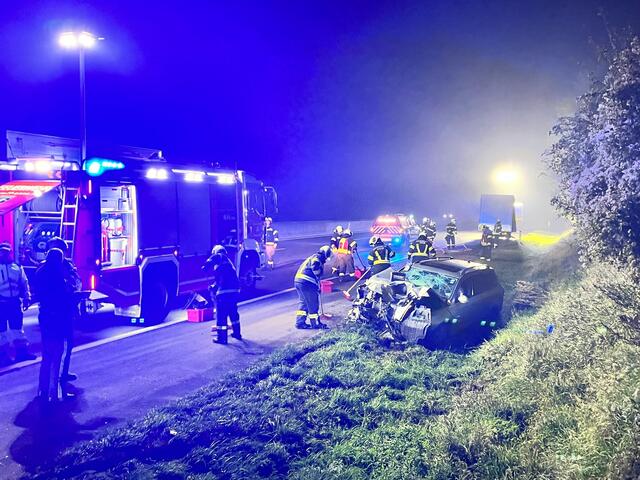 Auf der A1 Westautobahn in Fahrtrichtung Salzburg waren drei Fahrzeuge in den Unfall im Bereich Enns Ost verwickelt.  | Foto: TEAM FOTOKERSCHI.AT / FEUERWEHR ENNS