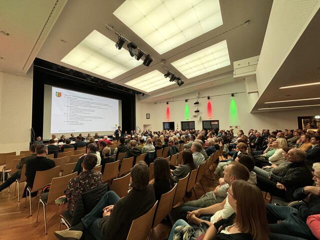 Zahlreiche Interessierte kamen zum Informationsabend über das Gewerbegebiet Unterbürg in St. Johann. | Foto: Johanna Bamberger
