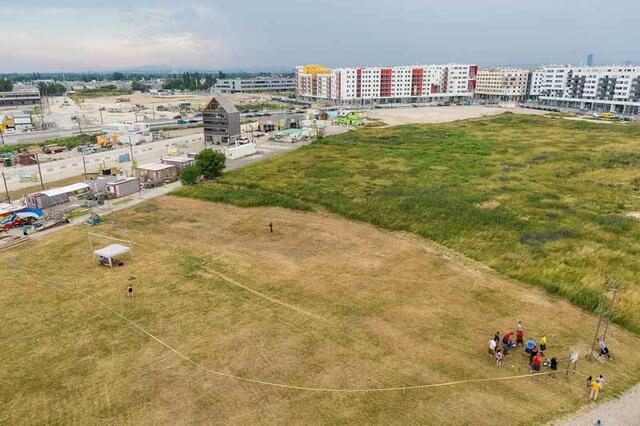 Aktuell wird die Rollbahn beim ehemaligen Flugfeld in Aspern abgetragen. | Foto: Ludwig Schedl