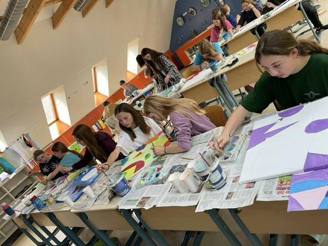 Von den Entwürfen bis hin zum fertigen Bild unterstützten sich die Schüler gegenseitig.  | Foto: Roswitha Ebner