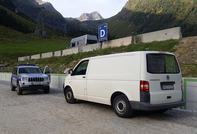 Kontrolle auf dem Parkplatz der Stubaier Gletscherbahn | Foto: Tiroler Bergwacht - Einsatzstelle Stubai