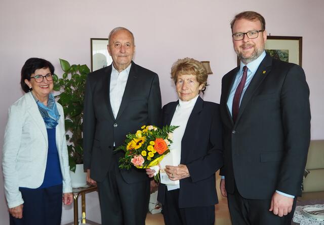 Gemeinderätin Christa Eberl, das Jubelpaar Hermine und Hubert Groiß sowie Vizebürgermeister Florian Kamleitner (von links) | Foto: Stadt Krems