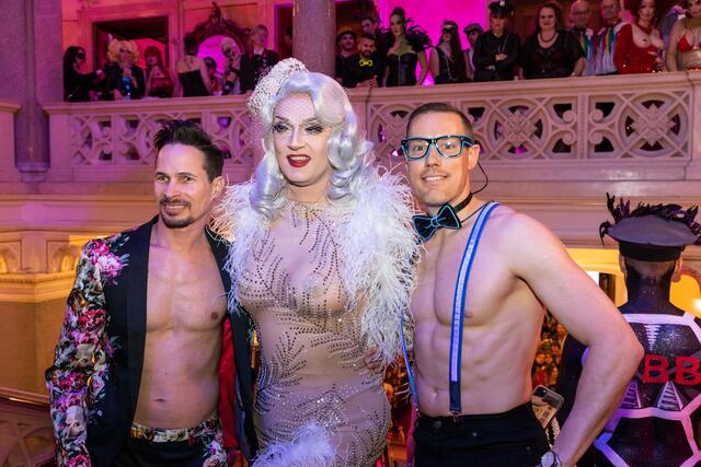 Party für den guten Zweck: Der Tuntenball ist für seine kreativen und freizügigen Outfits bekannt. | Foto: Jorj Konstantinov